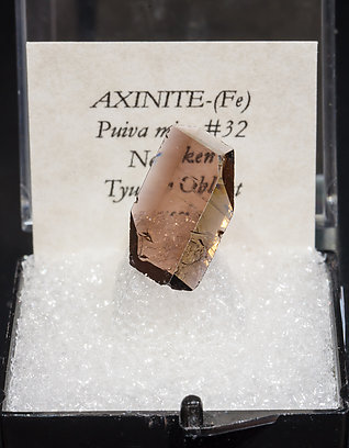 Axinita-(Fe). 