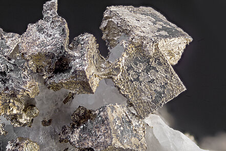 Plata con Plata (variedad amalgama - rica en mercurio), Lllingita y Calcita. foto micro: Dr. Csar Menor-Salvn