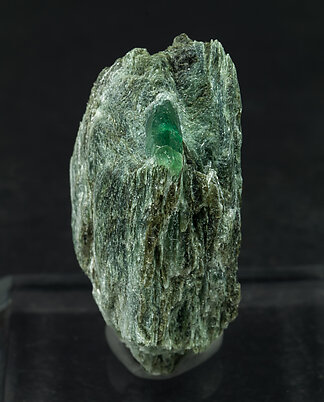 Berilo (variedad esmeralda) con Biotita. 