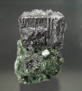 Perovskita con Clinochloro. Vista frontal