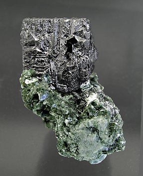 Perovskita con Clinochloro. Vista lateral