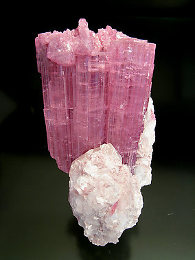 Elbaita (variedad rubellita) con Mica y Cuarzo. Vista frontal
