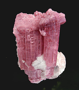 Elbaita (variedad rubellita) con Mica y Cuarzo. Vista lateral