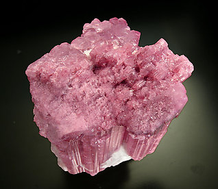 Elbaita (variedad rubellita) con Mica y Cuarzo. Vista superior