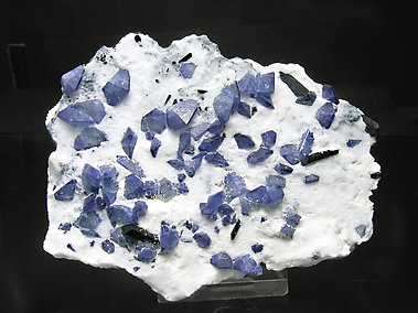 Benitoita con Neptunita y Natrolita. 